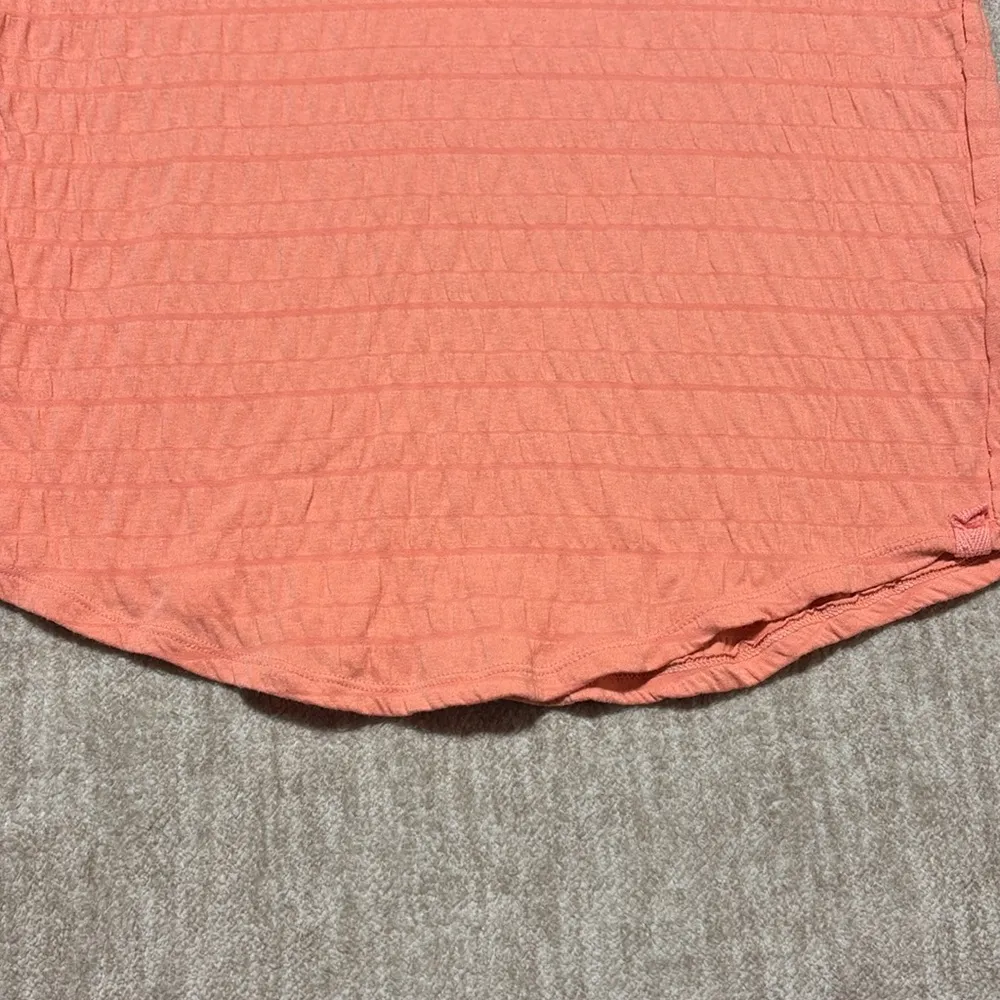 Large We the Free Free People coral puckered top short sleeve V neck - Image 4