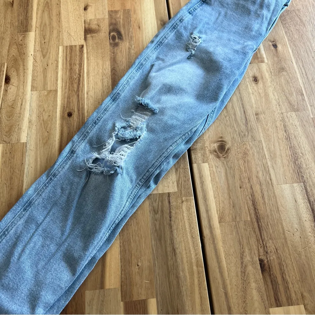 Hollister High-Rise Mom Jeans Light Wash Distressed W24 L27 - Image 6