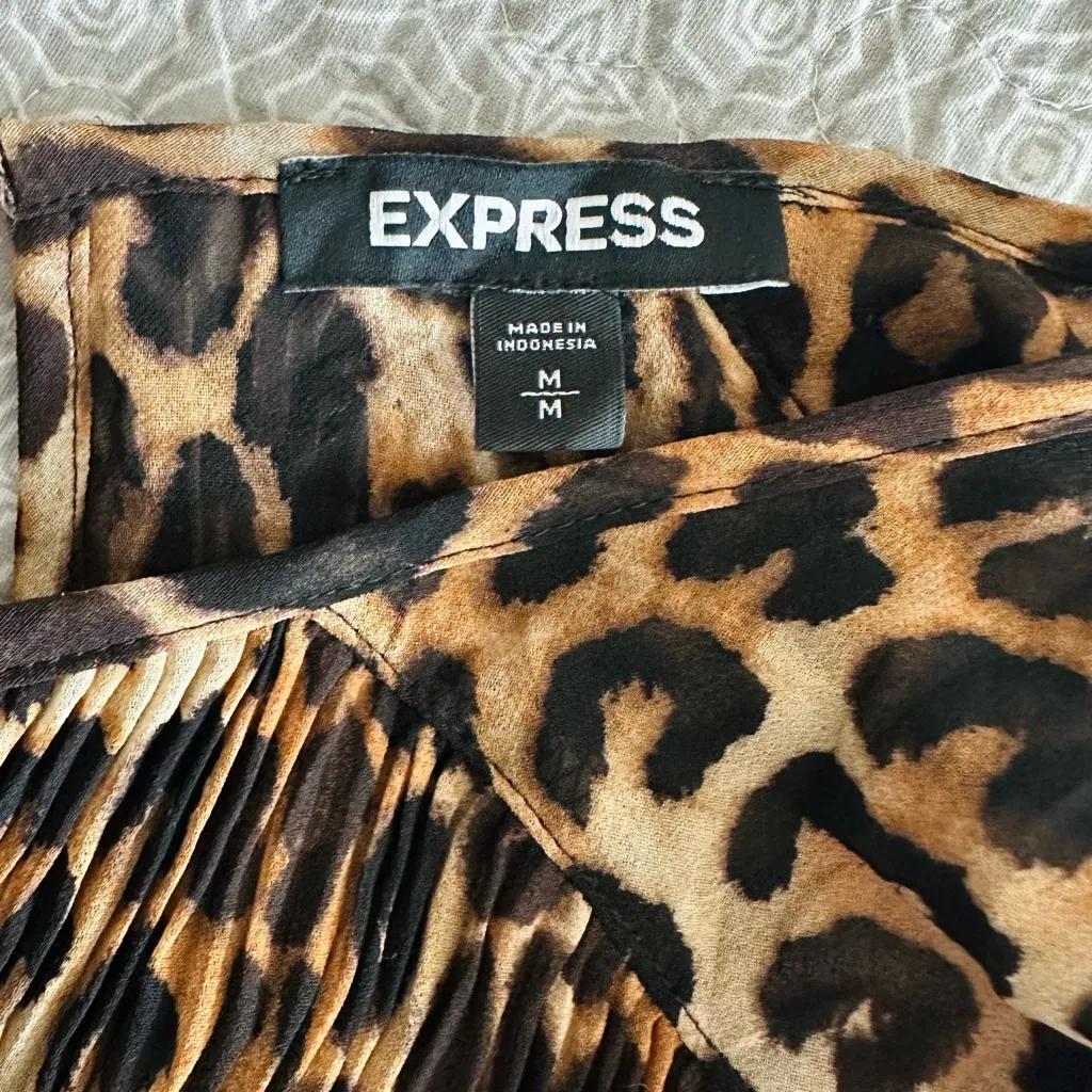 EXPRESS Leopard Print Pleated Georgette Blouse Animal Print Lined Size M - Image 5