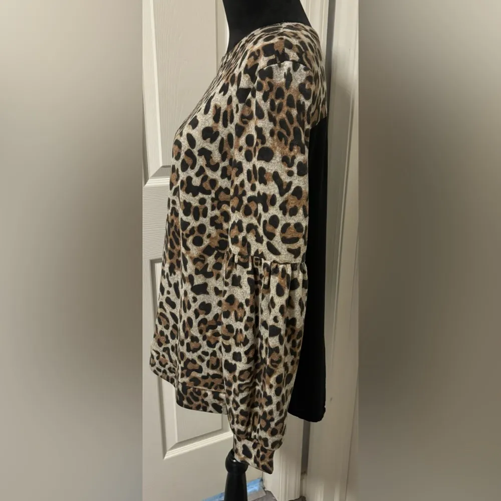 Doe & Rae Leopard Print Top from Buckle - Image 2