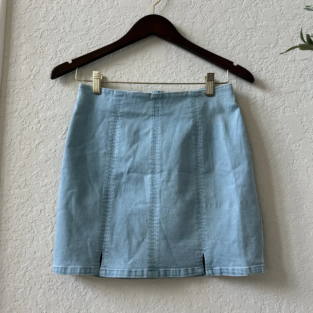 Tilly’s Women’s Le Lis Collection Classic Denim Light Wash Mini Skirt Size Small - Image 2
