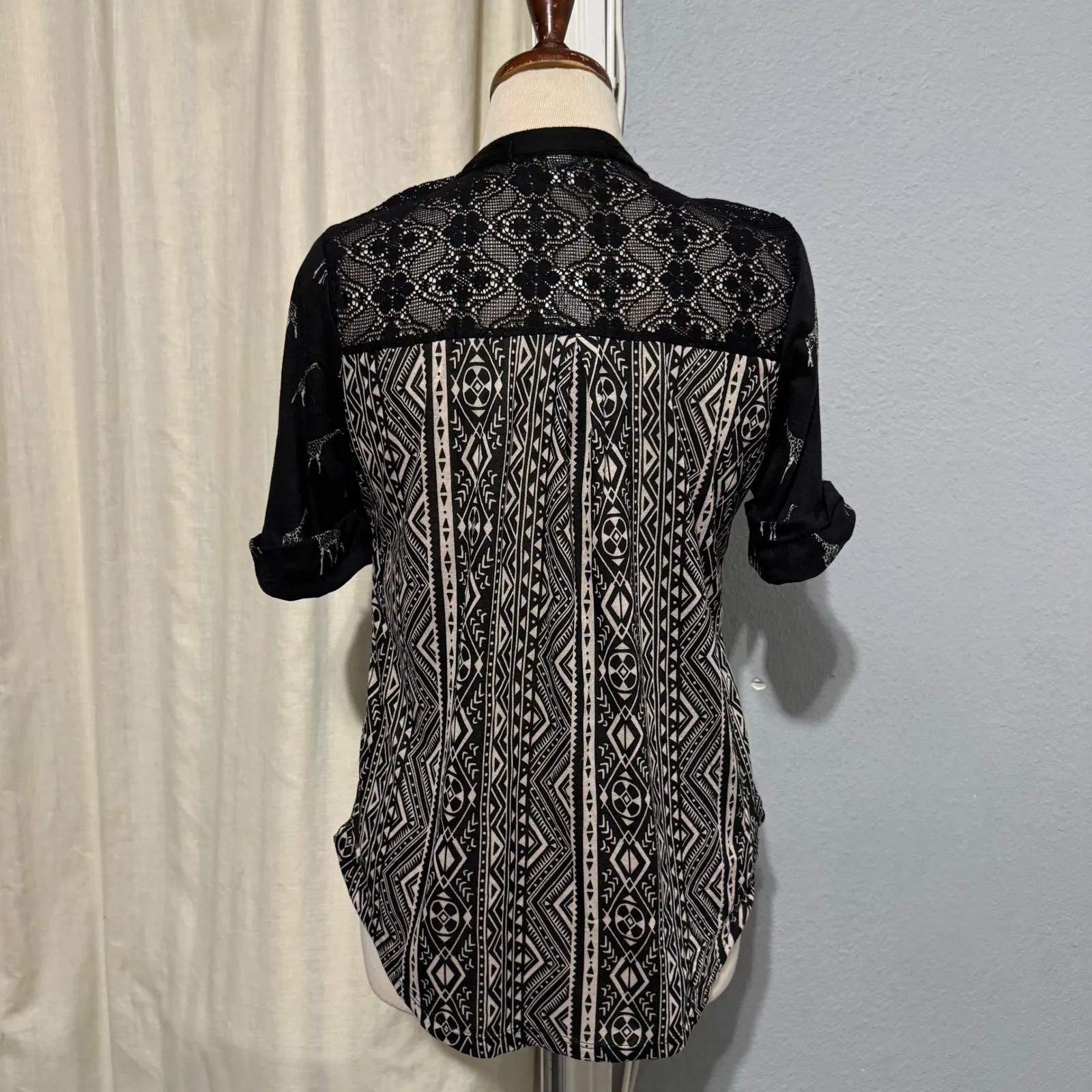 New French Laundry Black Giraffe Print Lace Detail Button Up Shirt Women Medium - Image 5