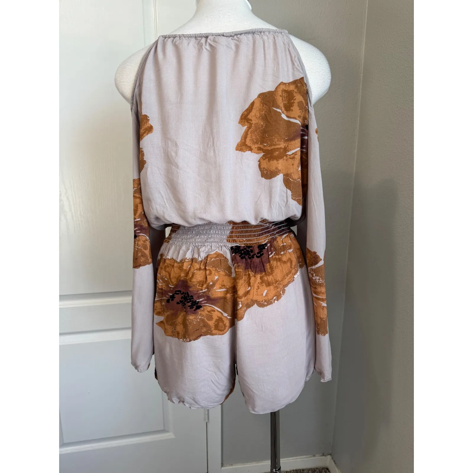 Sun & Shadow Romper‎ Cold Shoulder Long Sleeve Drawstring Smocked Waist Size M - Image 3