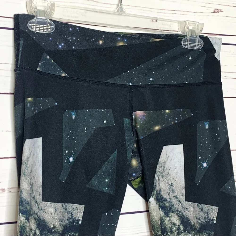 Alo Yoga Black Vapor Space Airbrush Capri Leggings Size Small Athletic Workout - Image 4