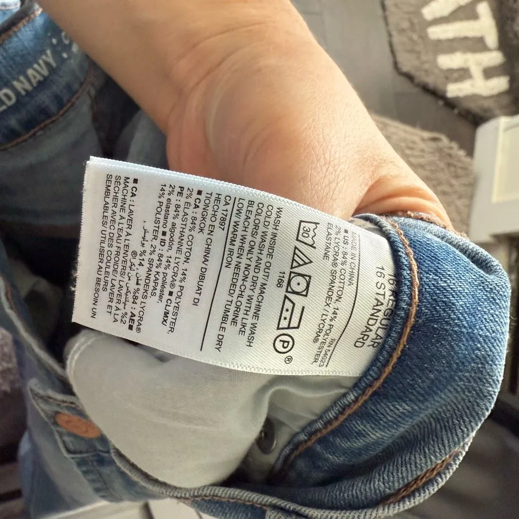 Old Navy Women’s 16 Curvy Profile Jeans - Image 5