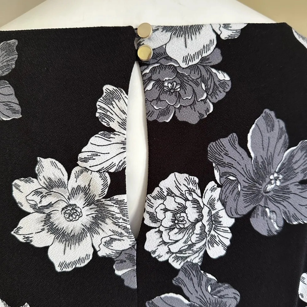 Ann Taylor Black & White Floral Print Key Hole Button In Back Sz M With Lining - Image 5