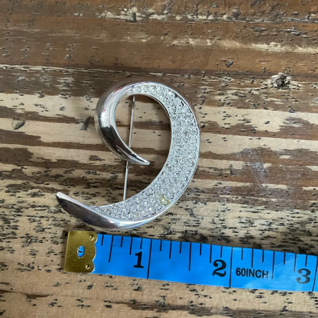 VINTAGE LARGE SILVER TONE CRYSTAL SWIRL BROOCH - Image 5