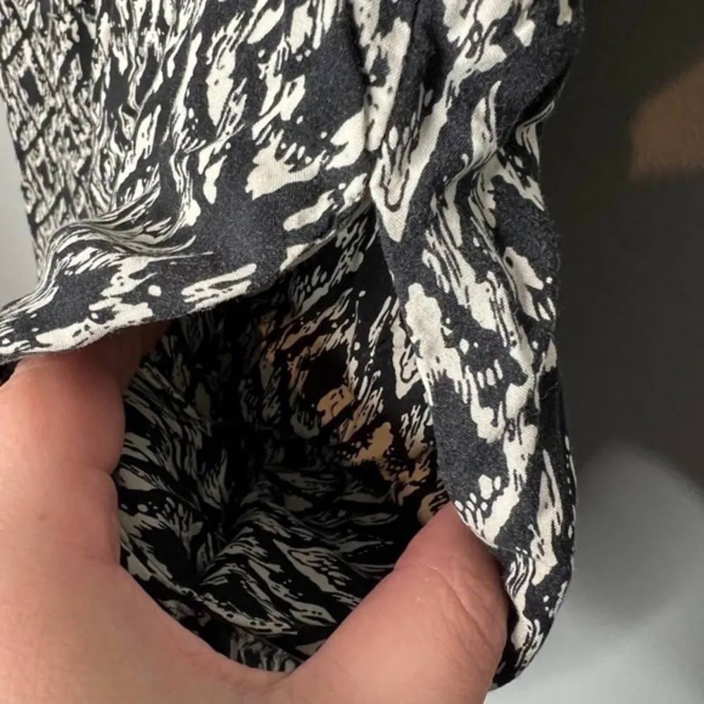 Max Studio black & white ikat sleeveless cropped jumpsuit pockets size medium - Image 6