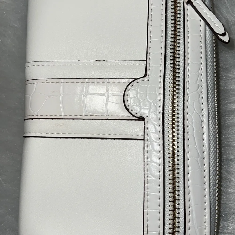 Time and Tru Women's Freda Wallet, Winter White. NWT White - Image 10