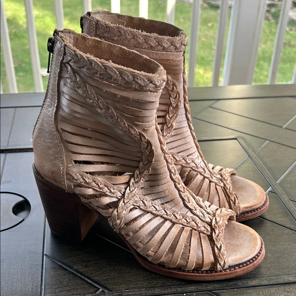 Freebird Bela open toe distressed leather heels taupe wastern chic zipper size 9 Tan - Image 2