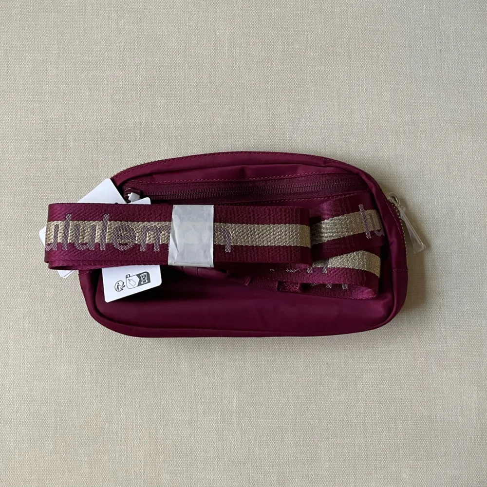 Everywhere Belt Bag 1L *Wordmark - Deep Luxe/Gold - Image 5