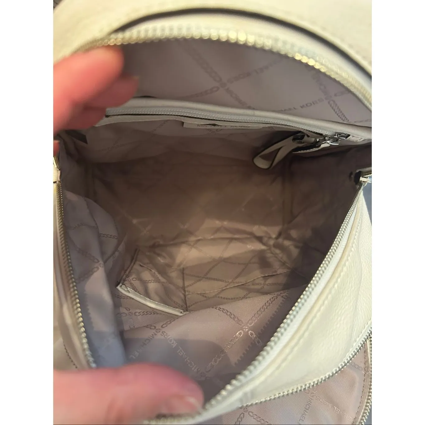 MICHAEL KORS RHEA ZIP BACKPACK PEBBLE LEATHER WHITE/SILVER - Image 9