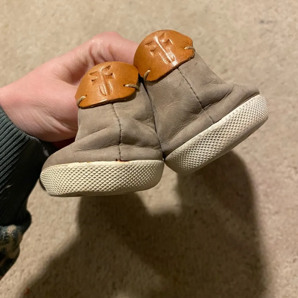 Frye Melanie T strap slip on flats leather - Image 4