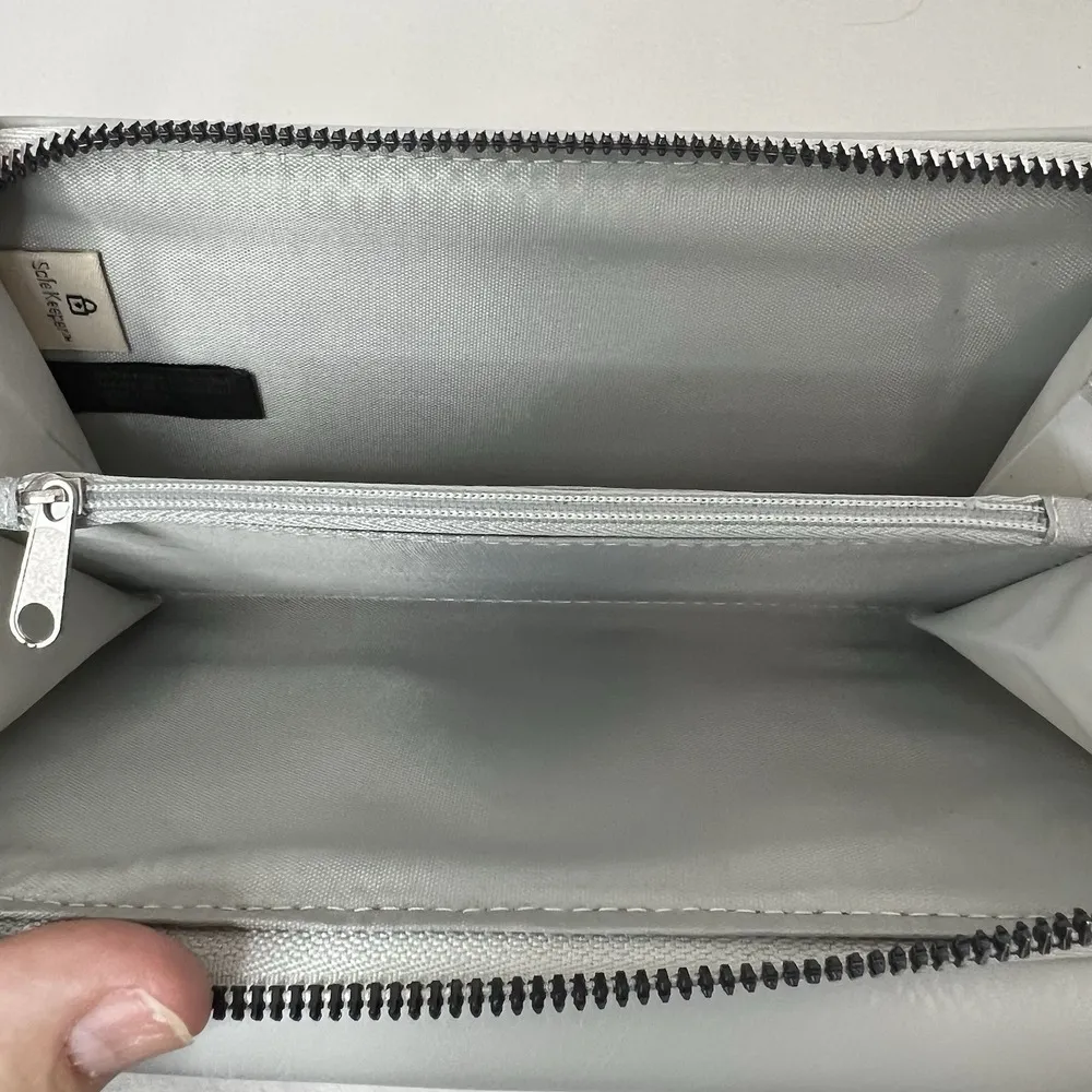 Safekeeper Trifold Wallet w/zipper coin holder - Image 7