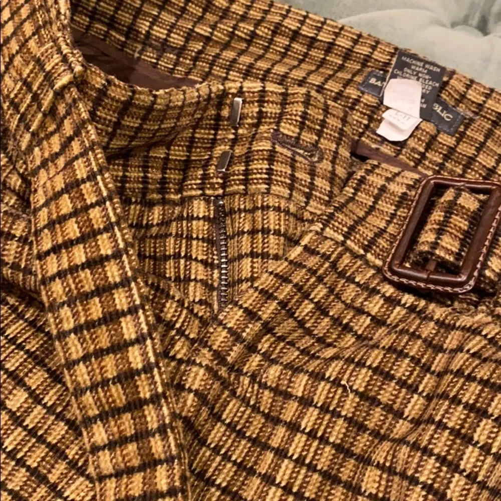 Banana Republic Fall Shorts - Image 7