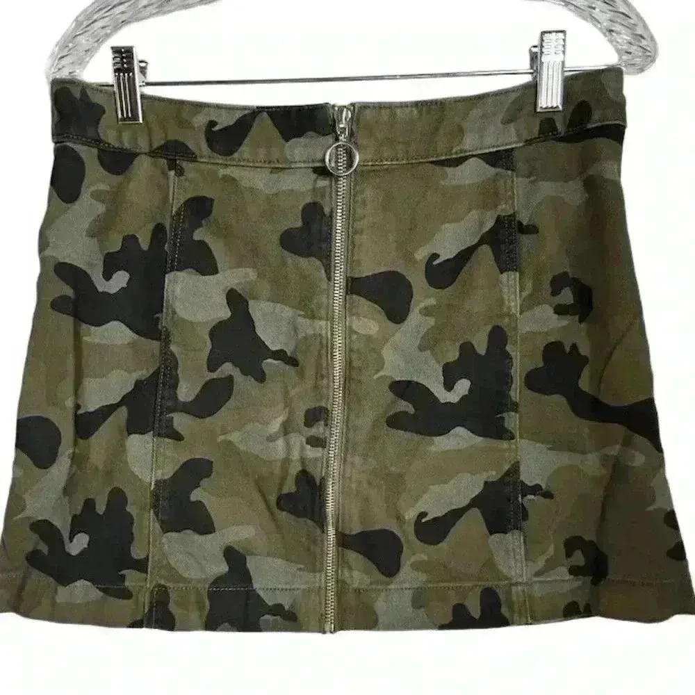 H&M Divided Women's Camo Print Zip Up Mini Skirt Size 10 Casual - Image 4