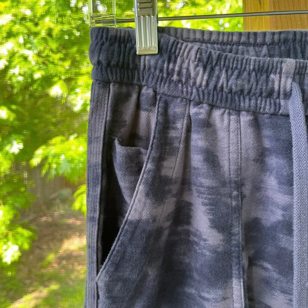 Athleta Women's Farallon Printed Joggers Blue Camo Size 4P - Image 5