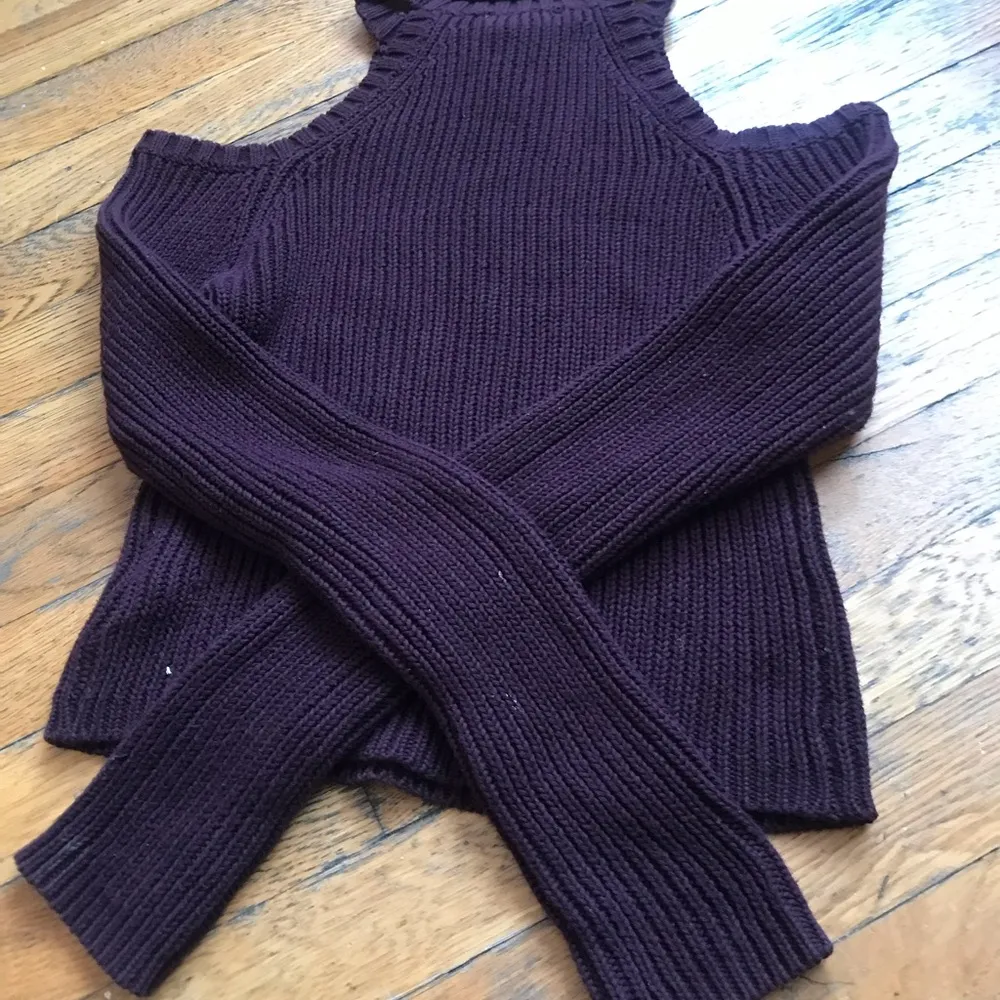F21 maroon cold shoulder sweater - Image 10