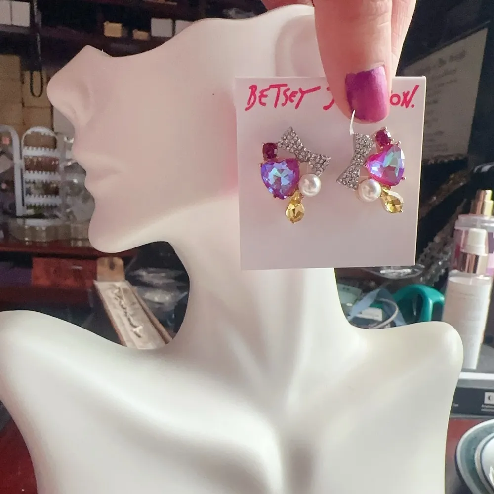 Betsey Johnson Heart & Bow Cluster Stud Earrings Crystal & Faux Pearl NWT - Image 2