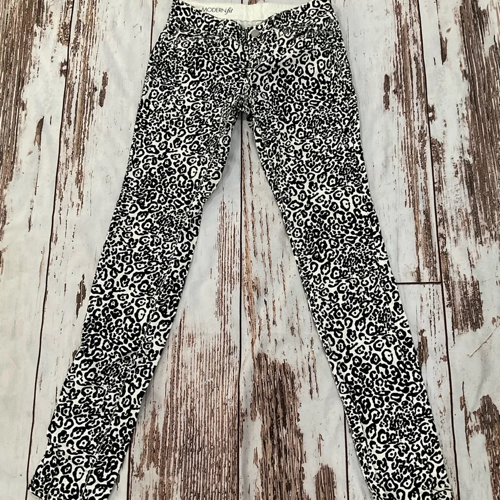 ANN TAYLOR MODERN FIT LEOPARD PRINT LIGHT JEANS - Image 2