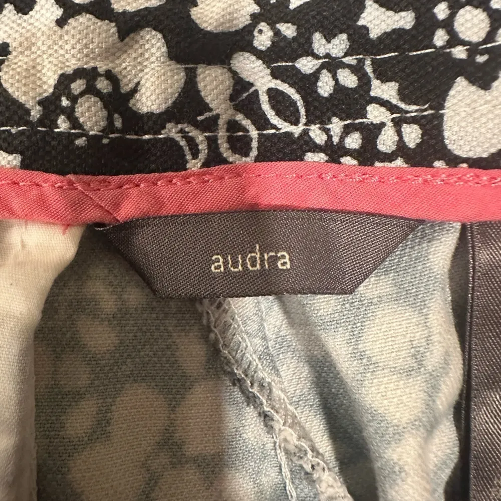 EUC Liz Claiborne Cropped Pants Black White Flower Print 100% Cotton Size 4 - Image 4