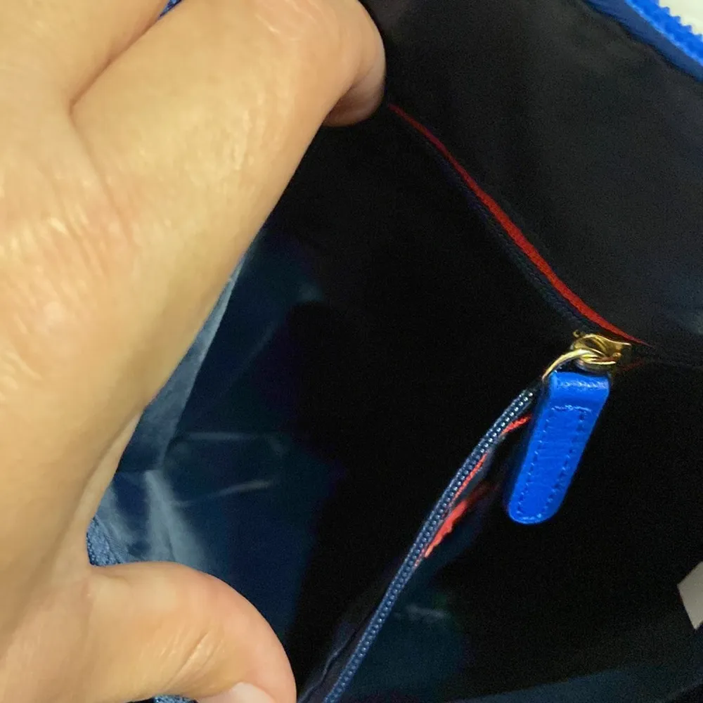 Tommy Hilfiger Crossbody Blue color excellent condition no rips smells or stains - Image 10