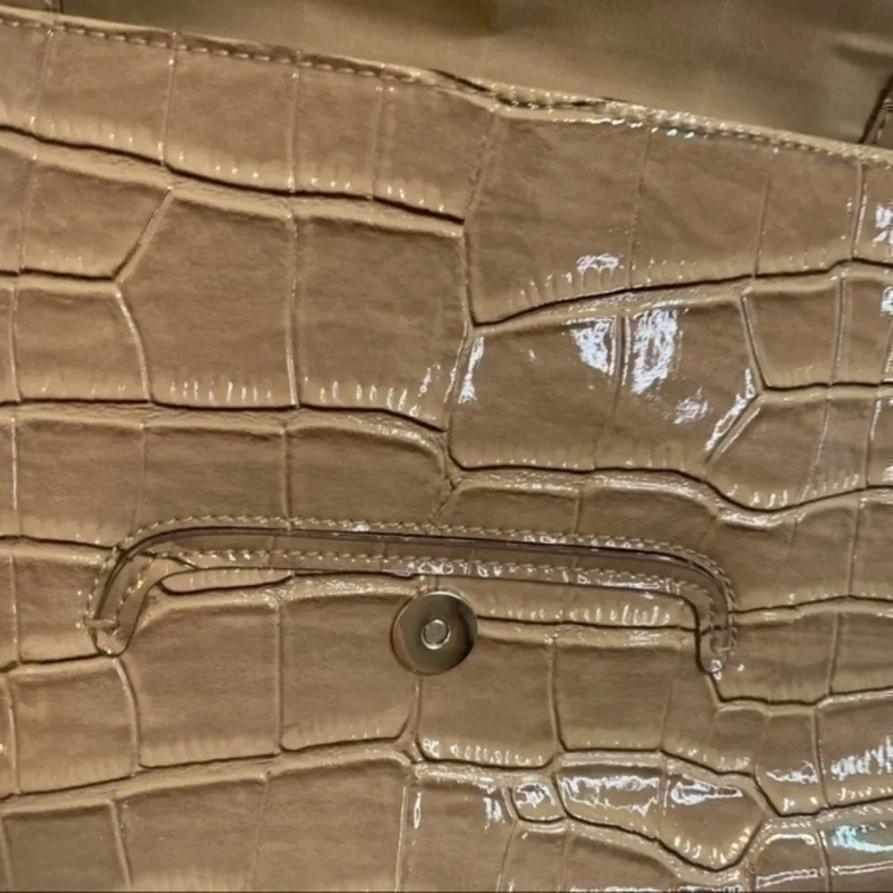 Logo stamp flap gator Liz Claiborne shoulder bag. - Image 3