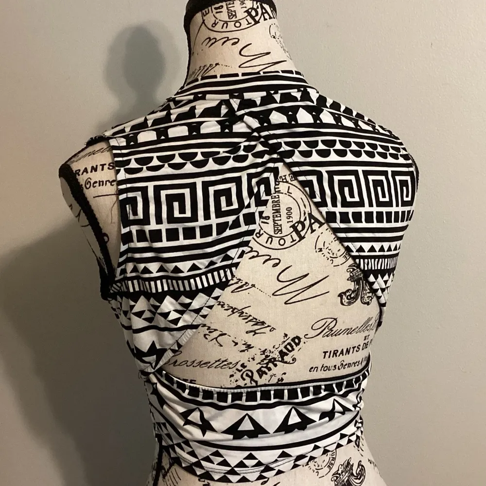BODY CENTRAL OPEN BACK AZTEC CROP TOP Sz. LG - Image 5