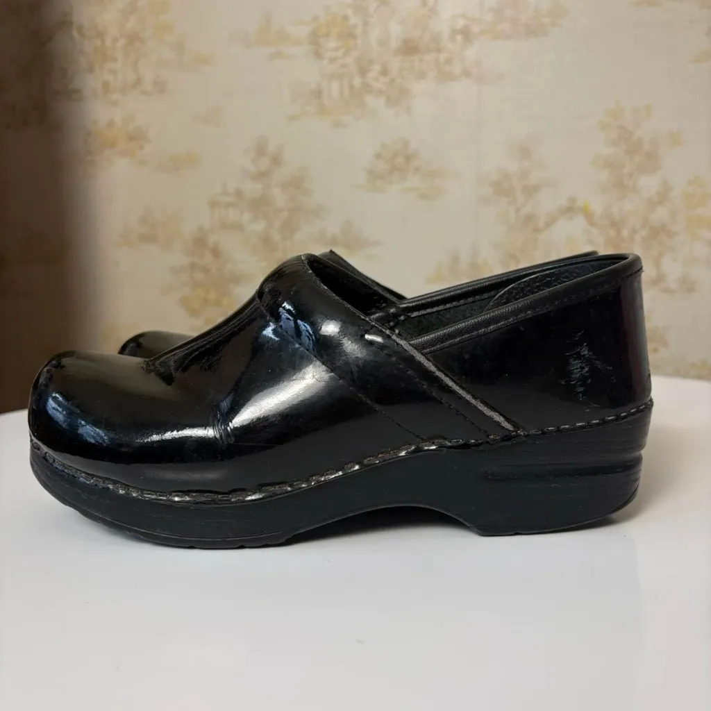 Dansko Professional black patent leather clogs size 38 EU - Image 7