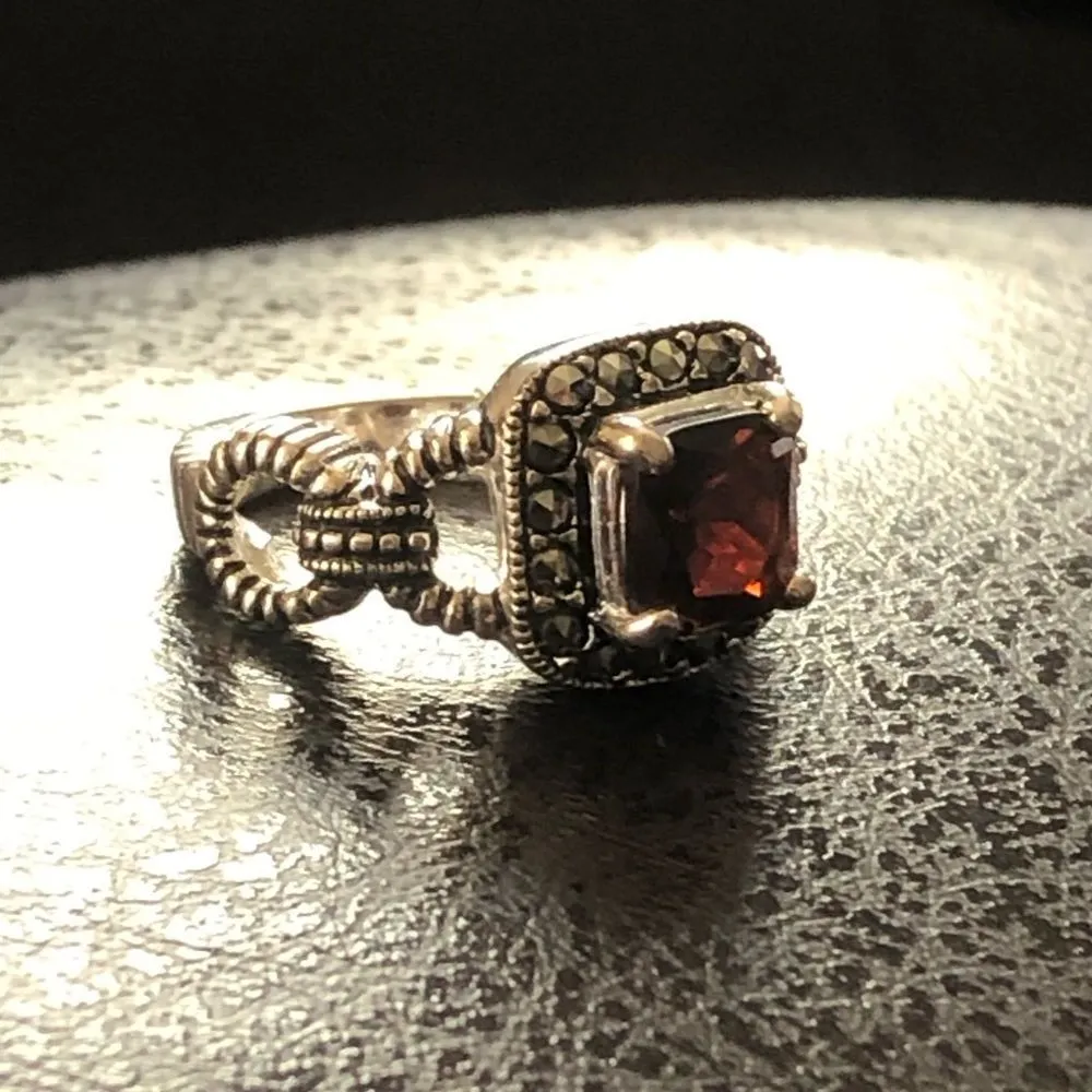 Cushion Cut Garnet Marcasite Metalwork Sterling Silver Ring Sz 6-1/2 - Image 7