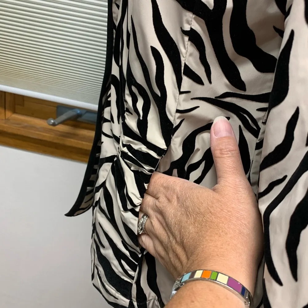 Flair tan faux suede zebra print jacket Size Small - Image 8
