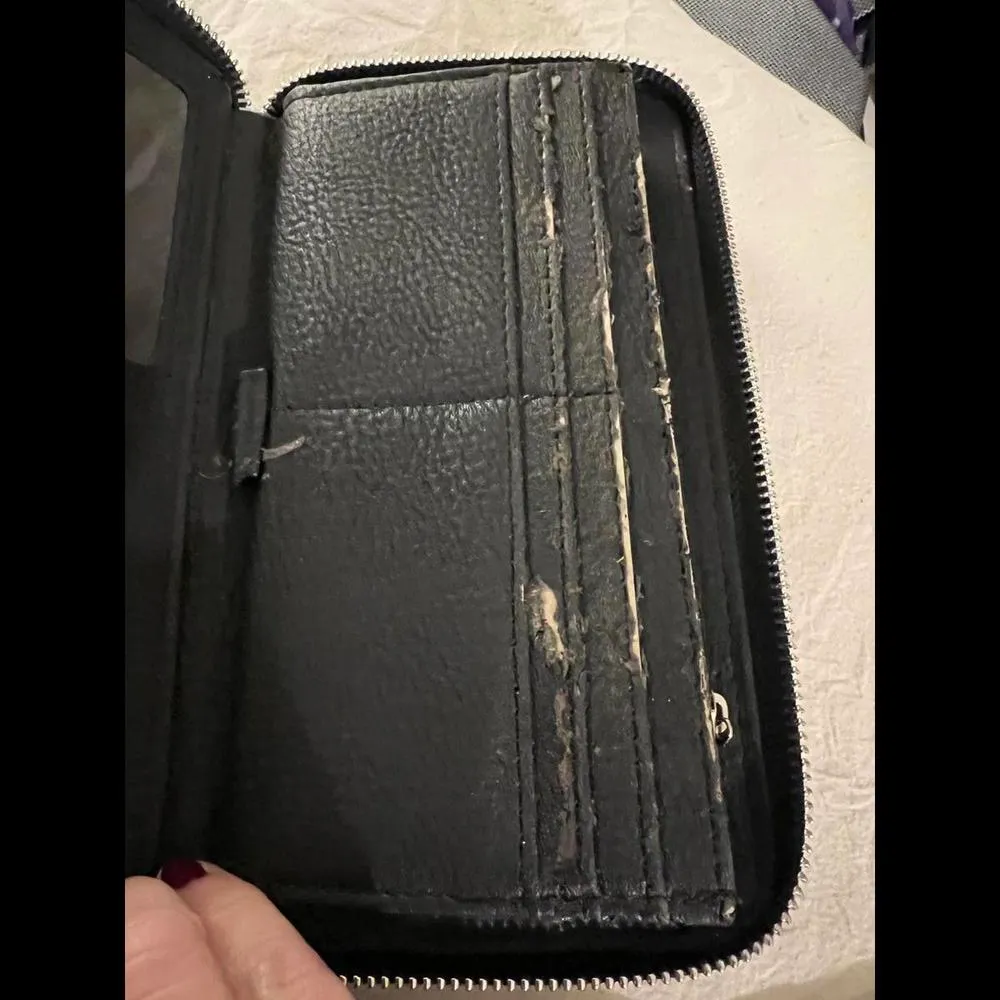 Steve Madden Black Zip Wallet - Stylish & Functional - Image 4