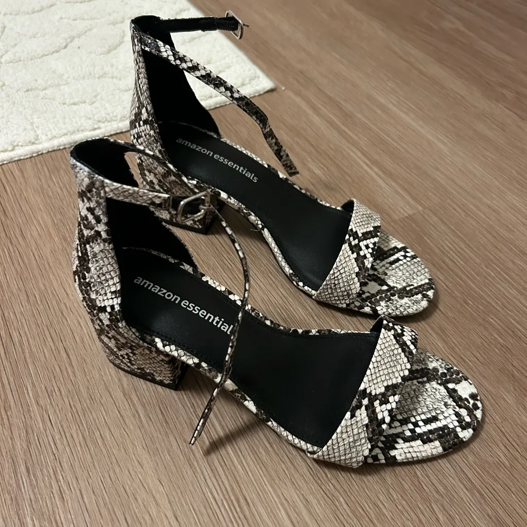 Black and White Snakeskin Heels Size 7 - Image 3
