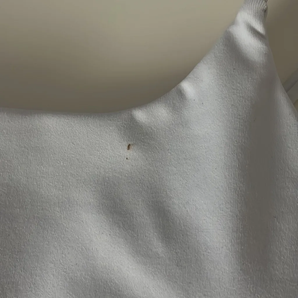 Musesonly White Sports Bra Tank Crop Top in Size Medium - Image 5