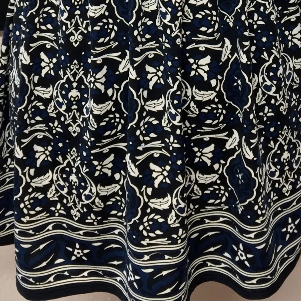 Max Edition Blue and White Floral Sleeveless Large Top EUC - Image 7