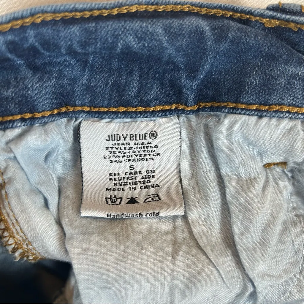 Judy Blue Women's Mid-Rise Distressed Cuffed Denim Jean‎ Shorts Small - Image 5