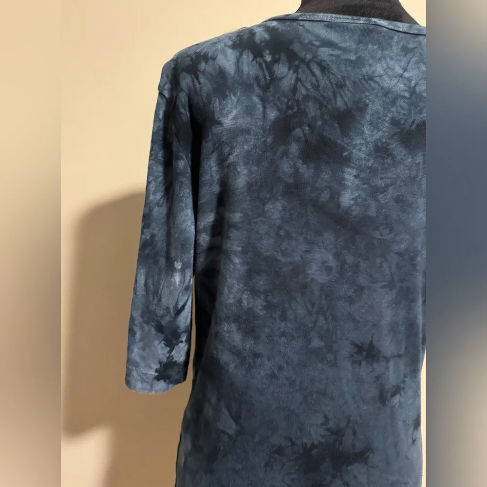 EUC Sledge USA A New Kind Blue and Black Tie Dye V Neck Rhinestone Tee size XL - Image 6