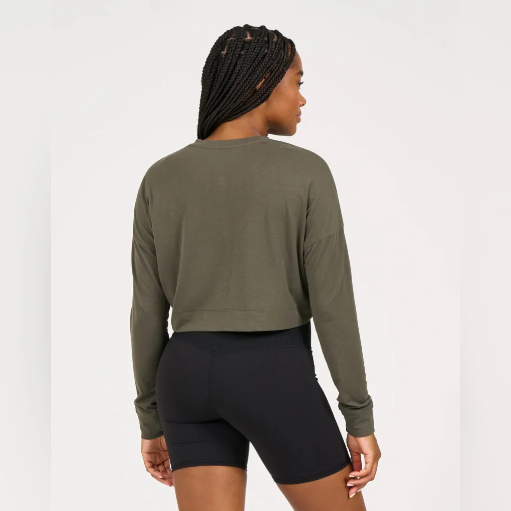 Vuori Avalon Henley in Oregano Green Size X-Small XS Boxy Cropped Long Sleeve - Image 2