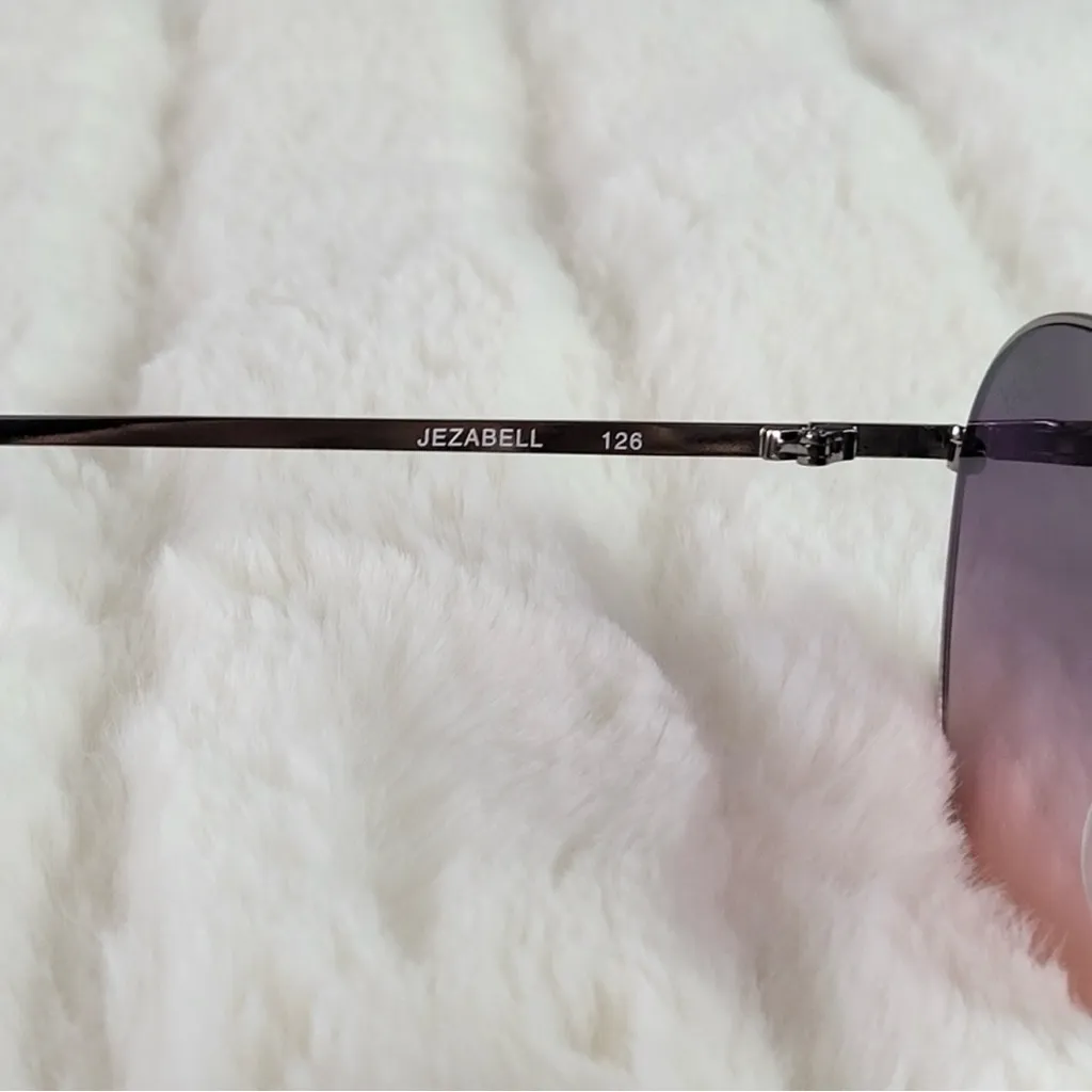 Quay Australia - Jezabell Sunglasses in Gunmetal/ Navy to Peach Lens new in case - Image 16