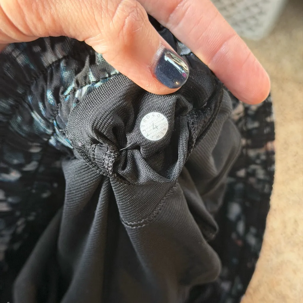 Lululemon Women's Black Patterned Shorts size 4 - Image 4