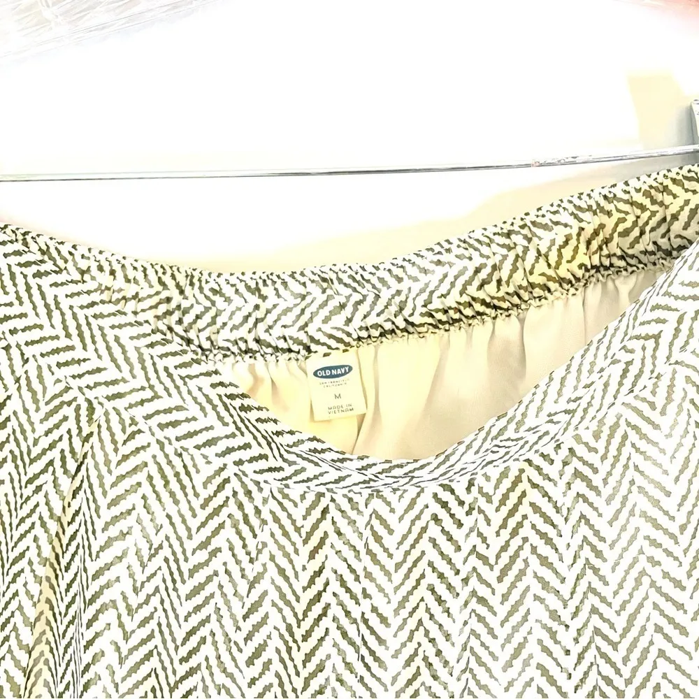 Old Navy medium herringbone flowy miniskirt - Image 3