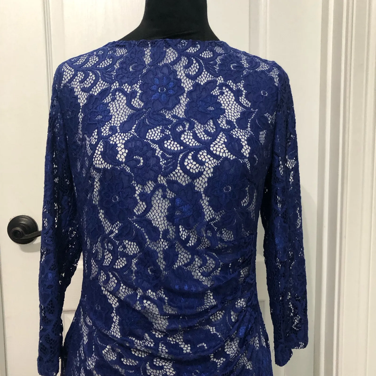 Kasper Laurissa Sheath Dress Sz Medium Royal Blue‎ White Lace Floral Long Sleeve - Image 4