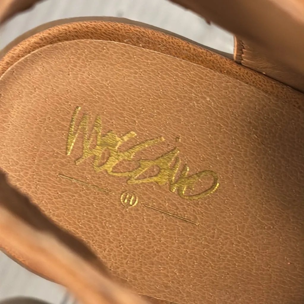 Mossimo Tan Heels with Rounded Toe and Lace - Image 2