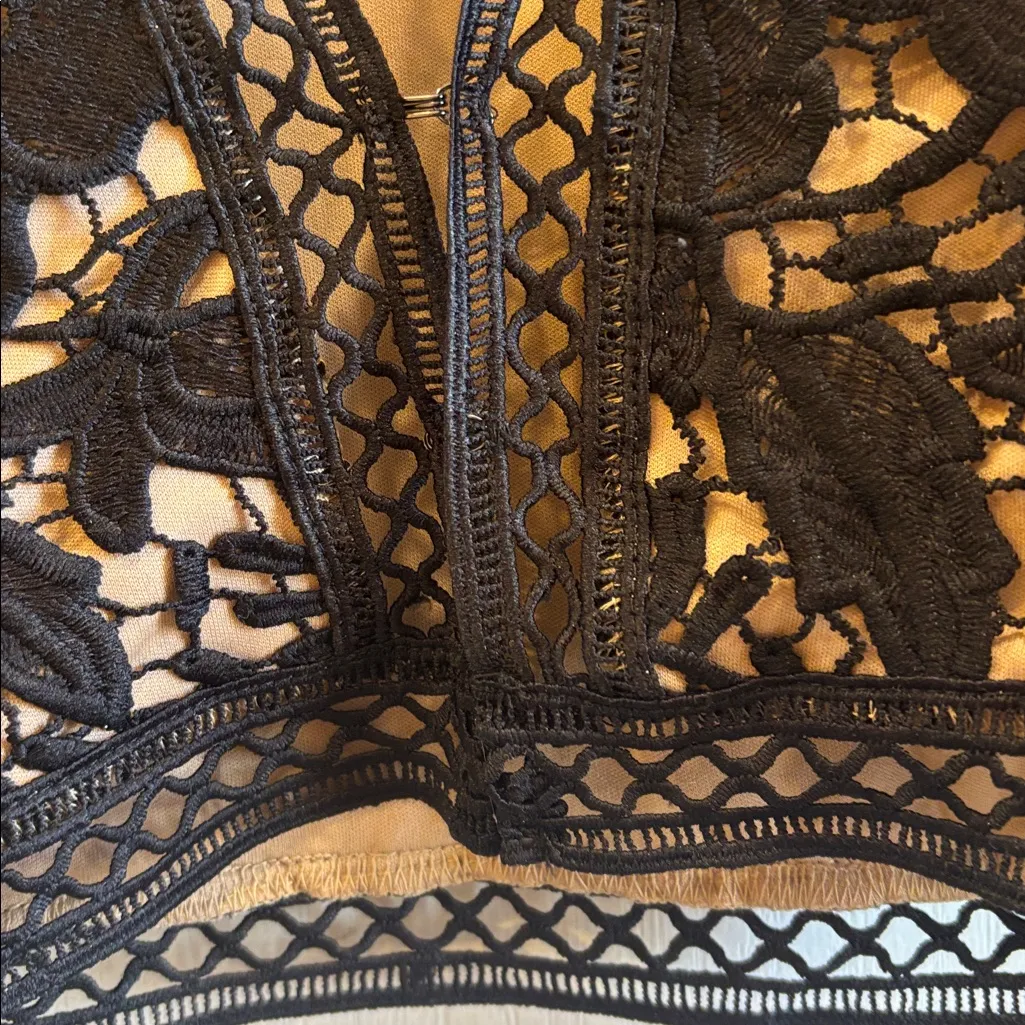 FOREVER 21 BLACK LACE CROP JACKET FULLY LINED 3 EYE HOOK CLOSURE
BELL SLEEVES - Image 3