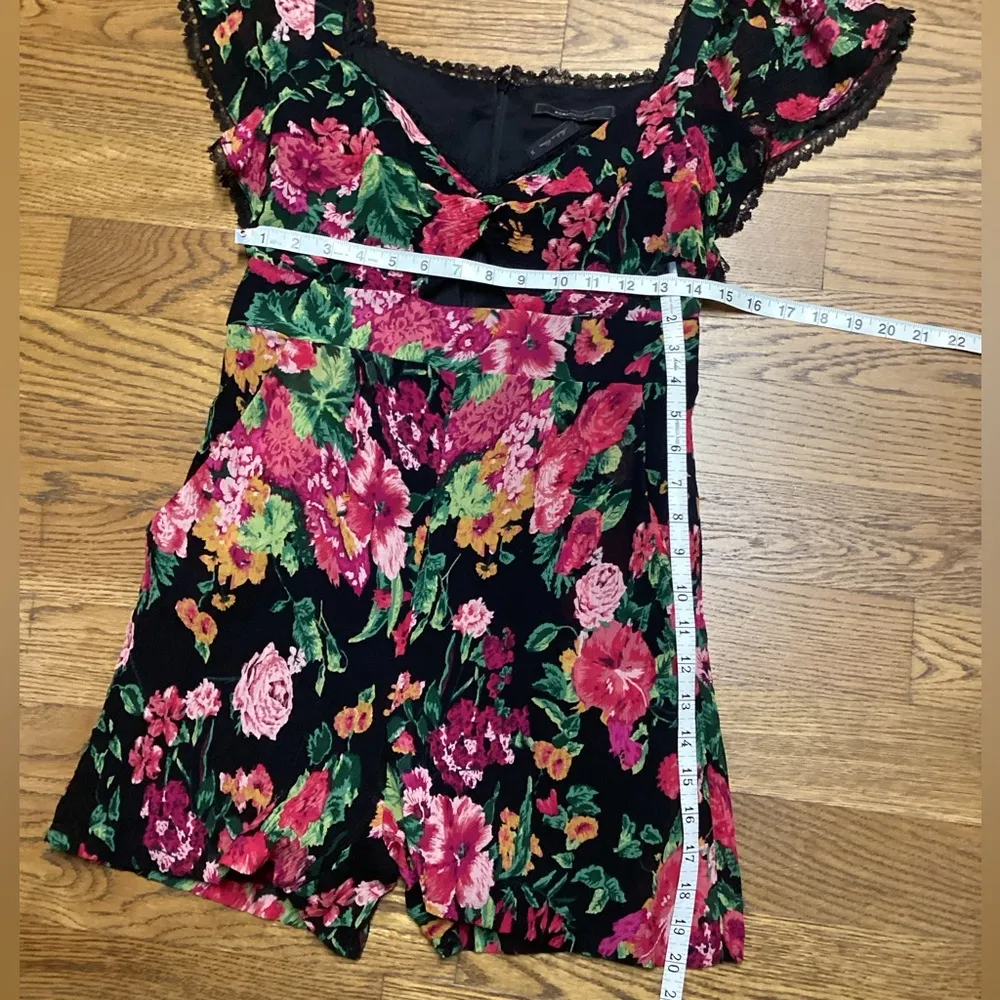 BCBGMAXAZRIA floral romper. Medium - Image 8