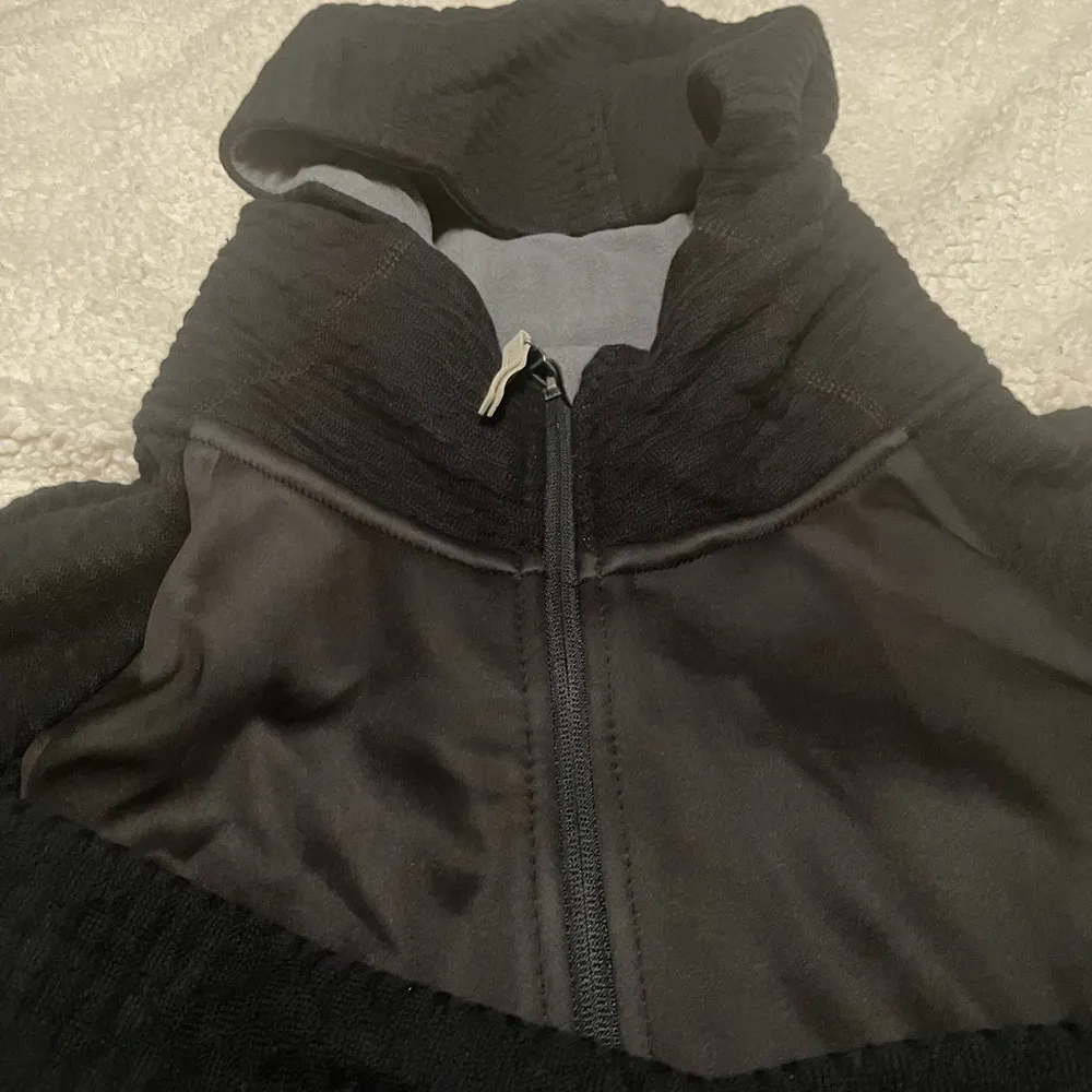 06BW.-  Impression Long Hooded Jacket. Size Small. - Image 3