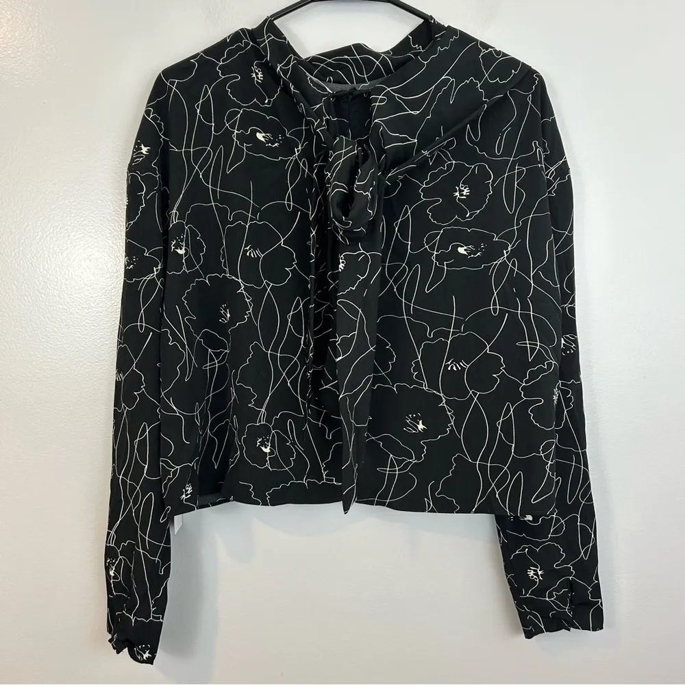 NWT ASTR Floral Black and White Long Sleeve Tie Neck Flowy Top Size XL - Image 12