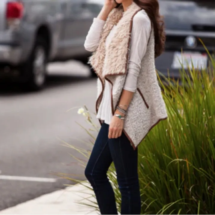 Love Tree OPEN FRONT SHERPA VEST WITH POCKETS - Image 2