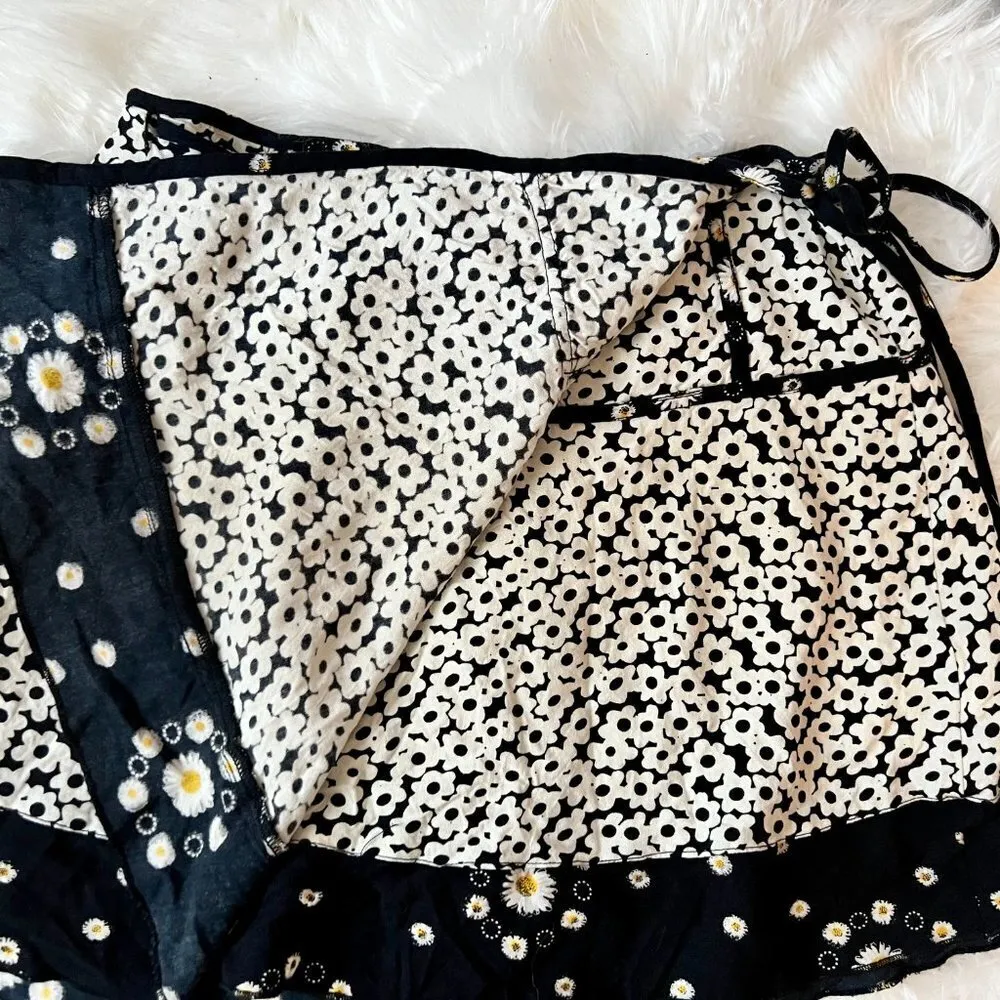 URBAN OUTFITTER Daisy Wrap Mini Skirt size Large - Image 2