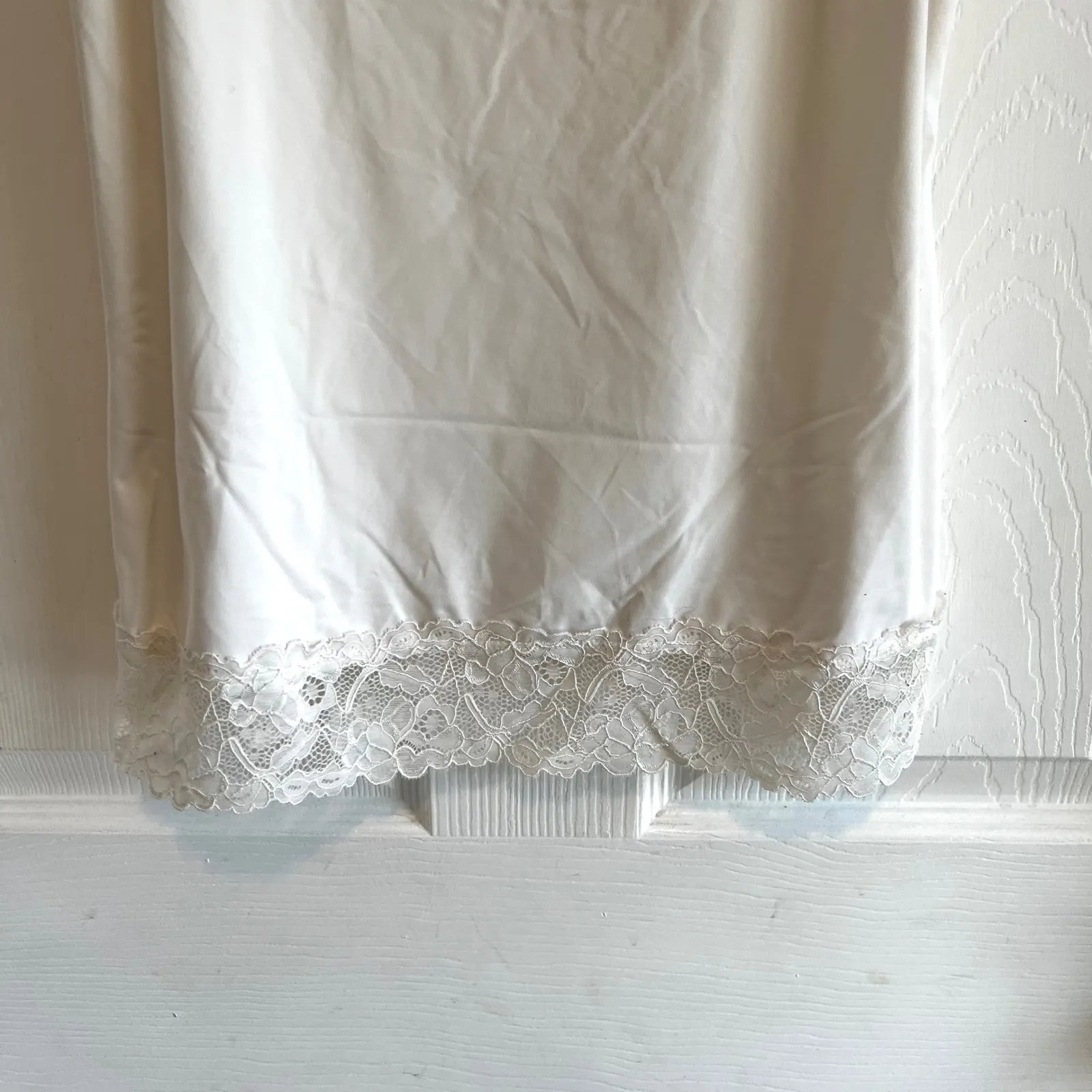 Y2K Maurices Cream Lace Trim Camisole Size Medium Nylon Spandex Layering - Image 3